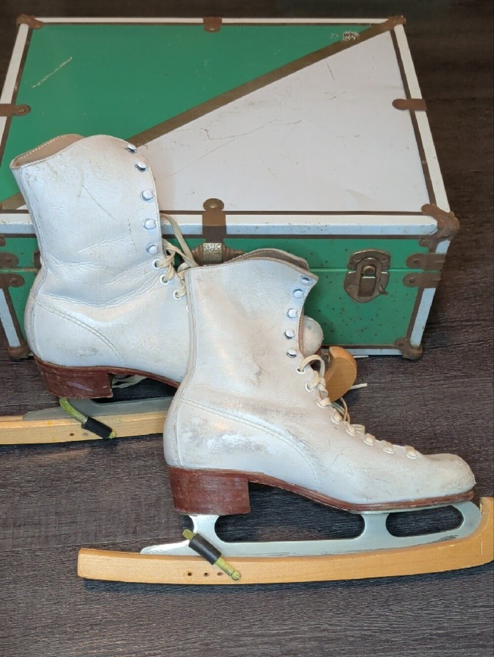 Vintage 50s CCM White Women's Lace-Up Figure Skates w/ Green Metal Case MCM